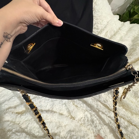 Chanel Black Quilted Leather Shoulder Bag - Picture 9 of 16